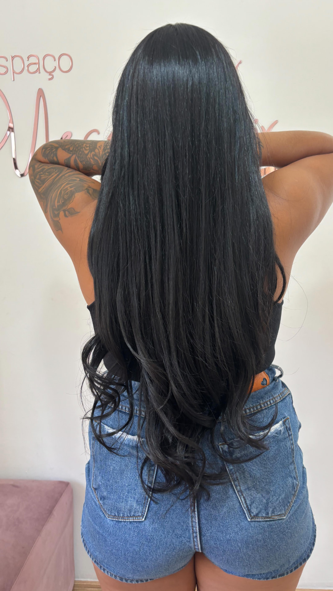 Mega hair preto longo com pontas onduladas