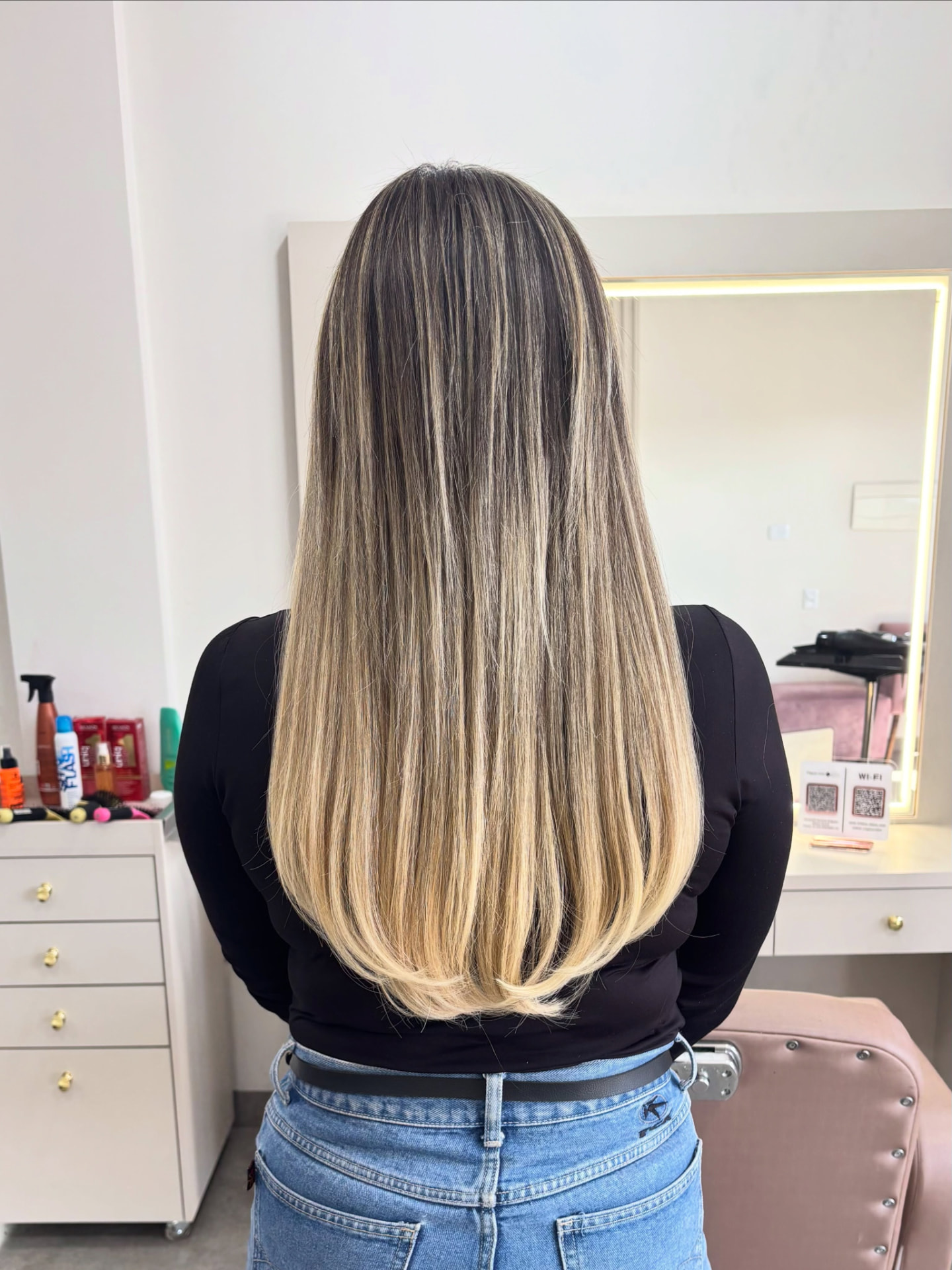 Mega hair morena iluminada com ombré loiro