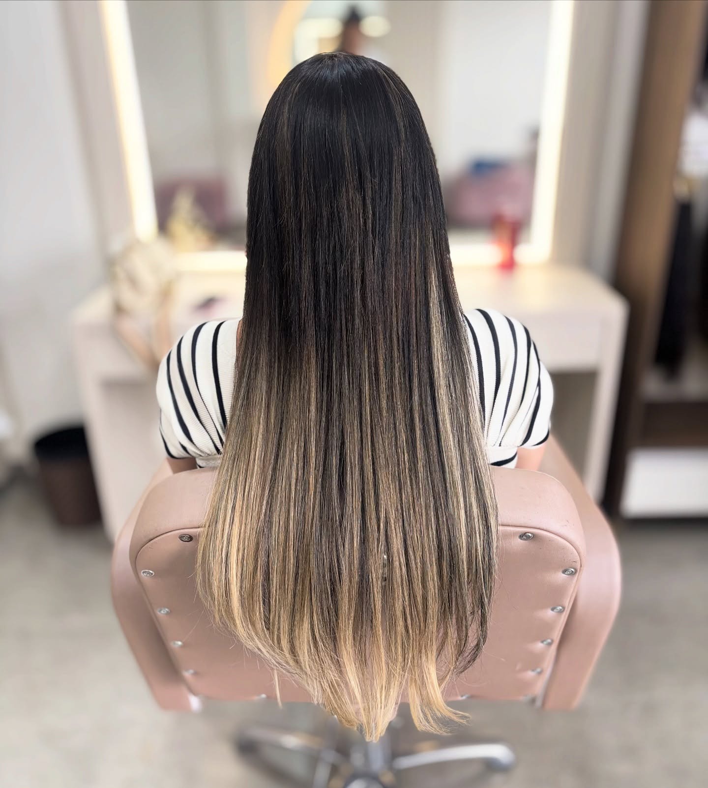 Mega hair castanho longo com mechas loiras iluminadas