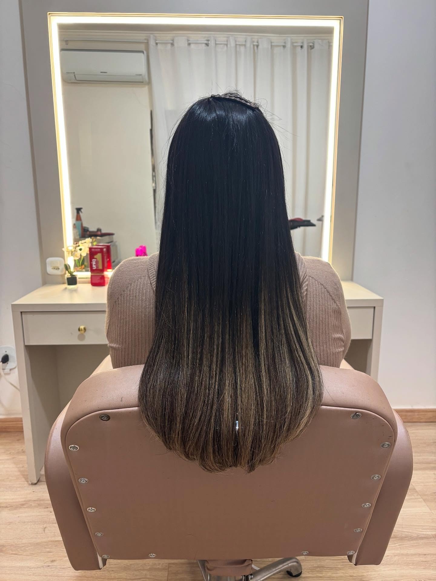 Mega hair escuro longo e alinhado