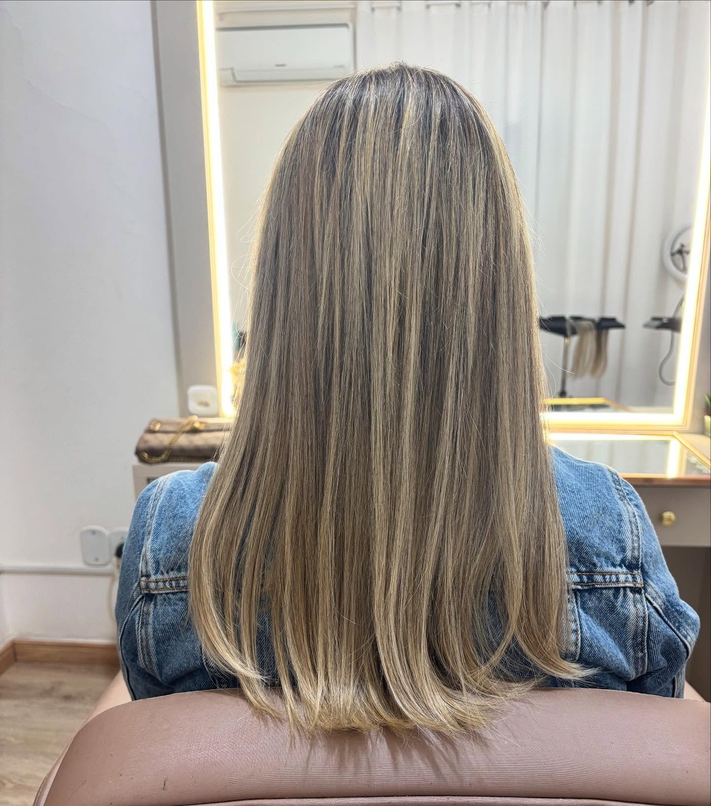 Mega hair loiro médio com mechas claras