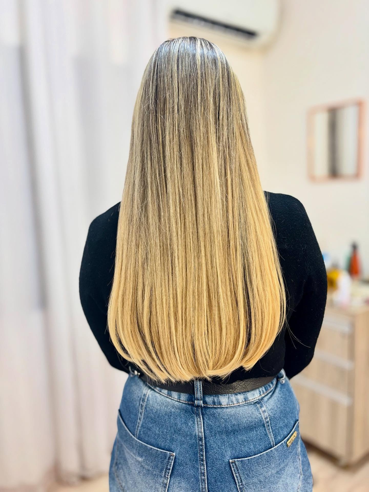 Mega hair loiro longo e liso com brilho