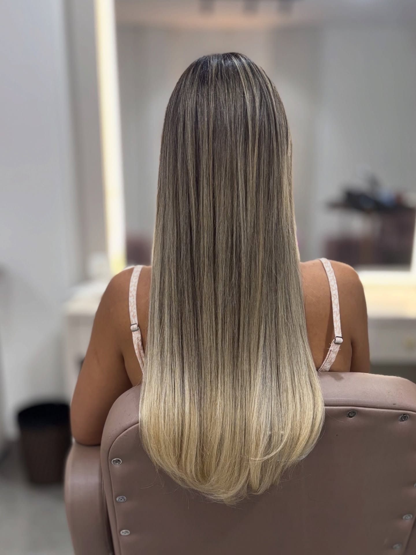 Cabelo longo e liso após aplicação de mega hair