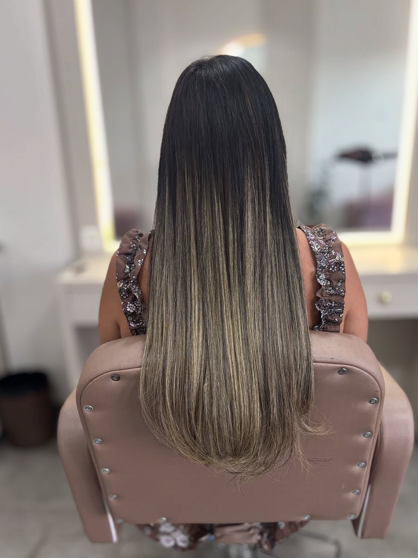 Transformação final com mega hair loiro longo