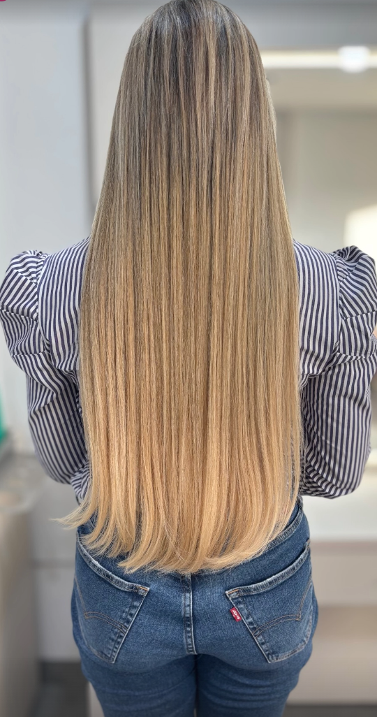 Cabelo longo e liso após aplicação de microcápsulas de queratina