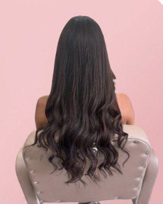 Depois do mega hair — cabelo escuro longo e ondulado